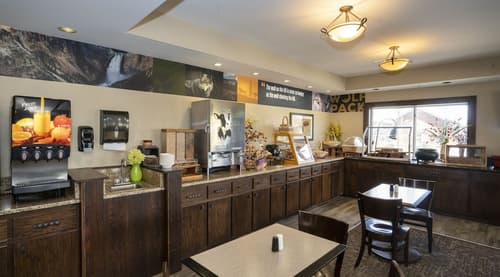 Gray Wolf Inn & Suites, Breakfast area