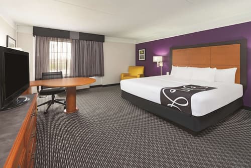 La Quinta Inn & Suites by Wyndham St. Louis Westport, Room
