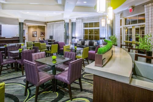 La Quinta Inn & Suites by Wyndham St. Louis Westport, Lobby