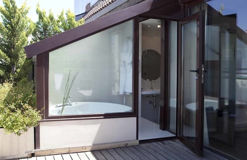 Hotel Ópera, Jetted tub