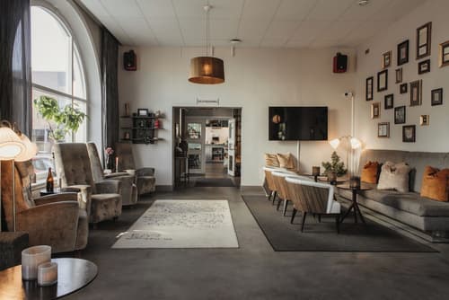 Home Hotel Post, Lobby