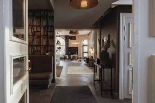 Home Hotel Post, Lobby