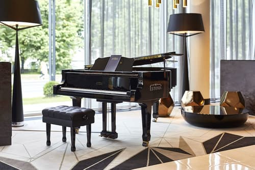 Hilton Tallinn Park, Lobby