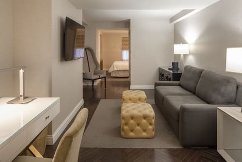 The Manhattan Club, Room