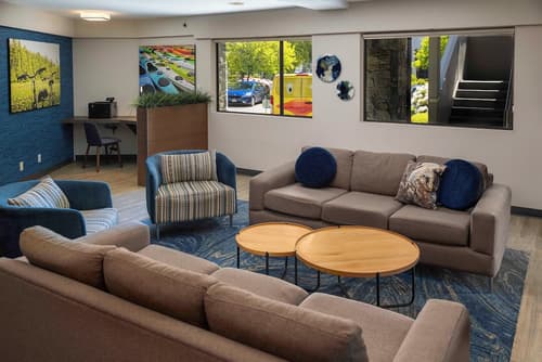 Accent Inns Burnaby, Lobby sitting area