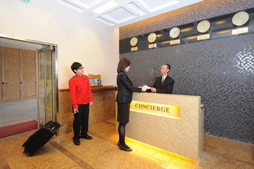 Bishop Lei International House, Concierge desk