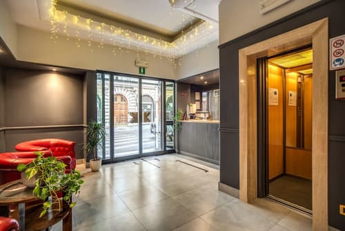 Hotel King, Reception