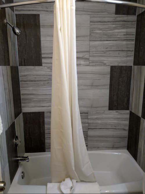 Rodeway Inn Middletown - Newport, Bathroom shower