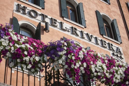 Hotel Riviera, Front of property