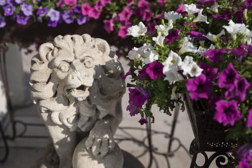 Hotel Riviera, Exterior detail