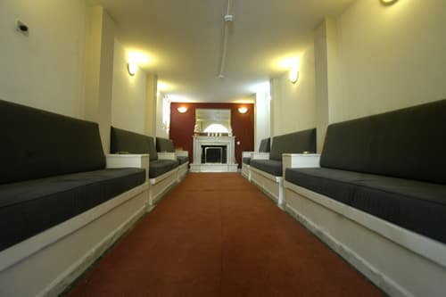 Ilis, Lobby sitting area