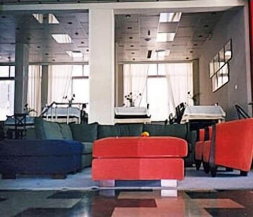 Ilis, Lobby sitting area