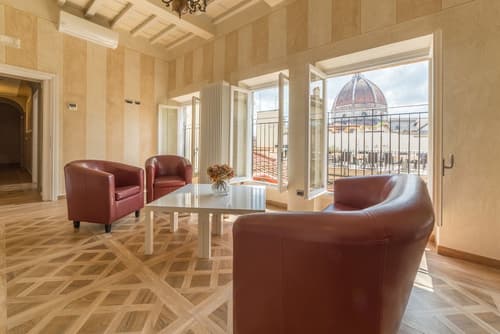 Hotel California, Primary image