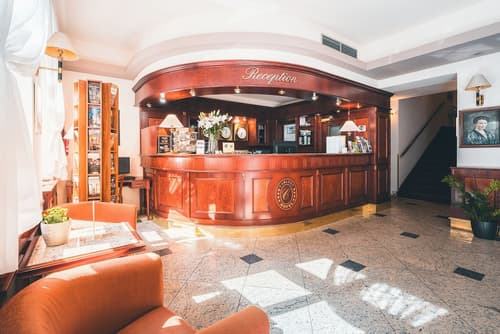 Hotel Carlton, Reception