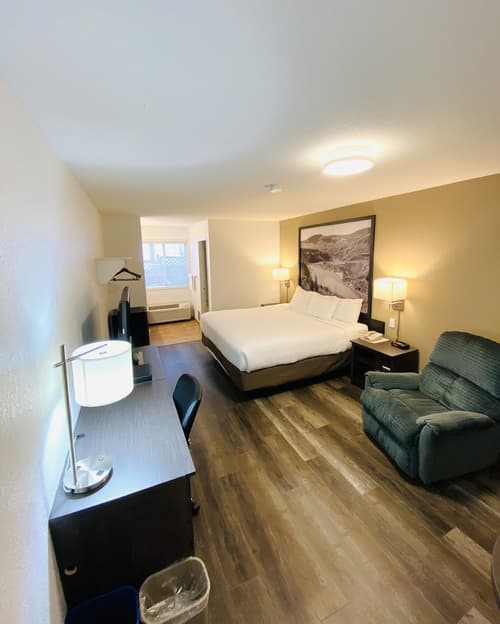 Super 8 by Wyndham 100 Mile House, Room