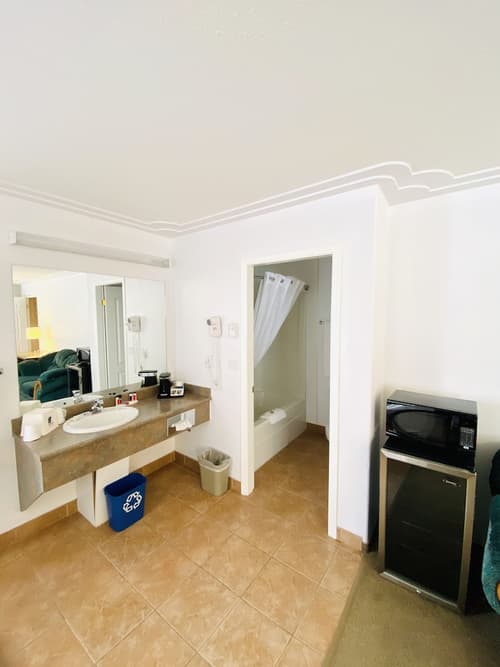 Super 8 by Wyndham 100 Mile House, Room