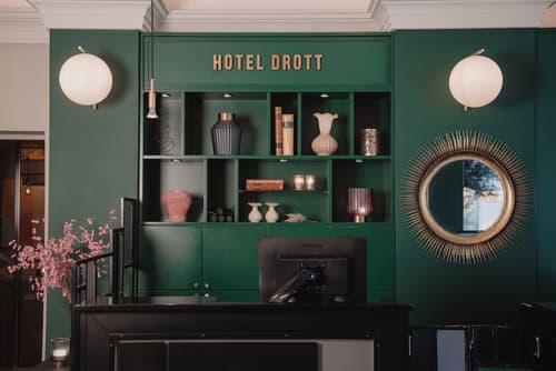Home Hotel Drott, Reception