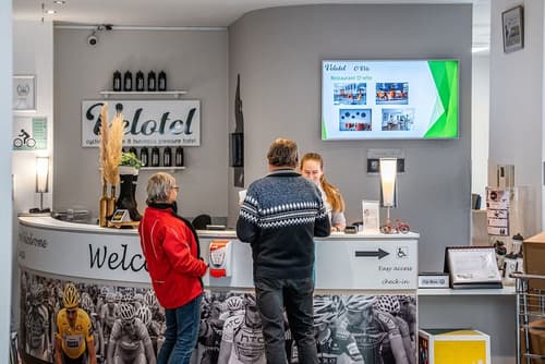 Velotel Brugge, Reception