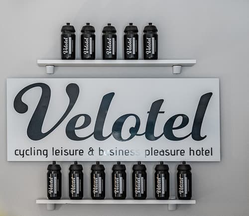 Velotel Brugge, Reception