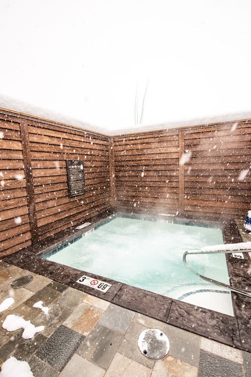 Elk Country Inn, Outdoor spa tub