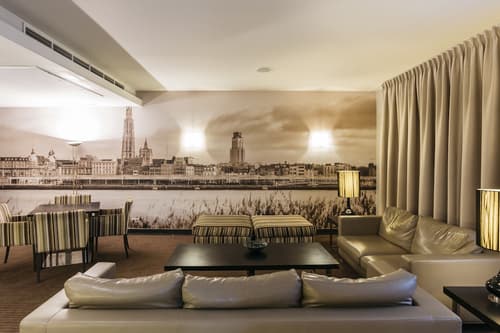 Astoria Hotel, Lobby sitting area