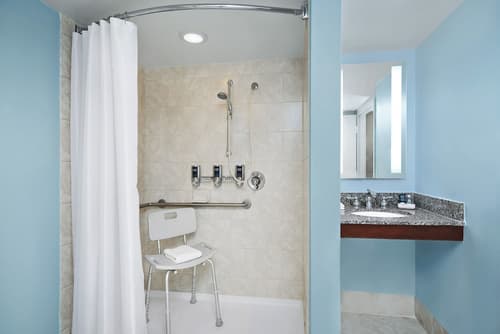 Four Points by Sheraton Richmond Airport, Bathroom