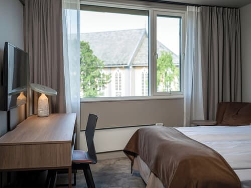 Quality Hotel Saga, Reception