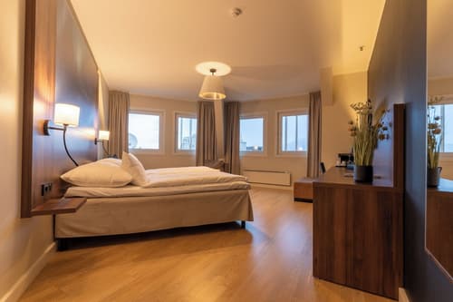 Quality Hotel Saga, Primary image