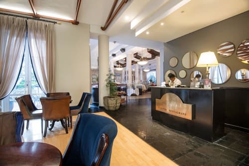 The Commodore Hotel, Lobby