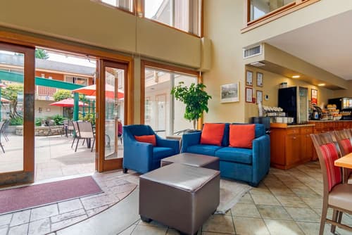 Econo Lodge Inn & Suites, Lobby