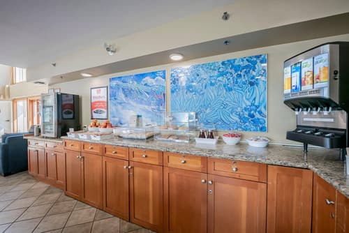 Econo Lodge Inn & Suites, Breakfast area