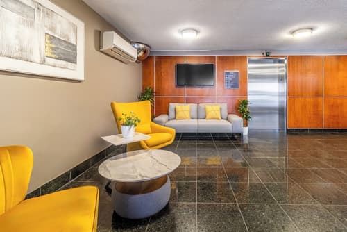 Hotel Saint-Laurent Montreal, Lobby sitting area