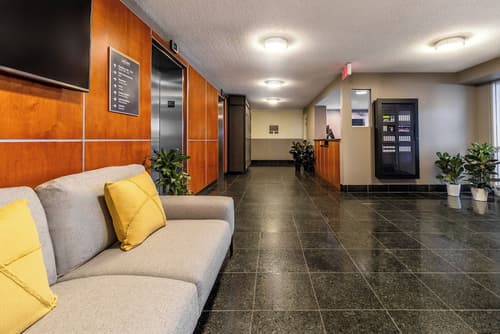 Hotel Saint-Laurent Montreal, Reception