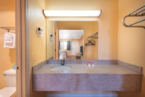 Travelodge by Wyndham Kingman, Bathroom