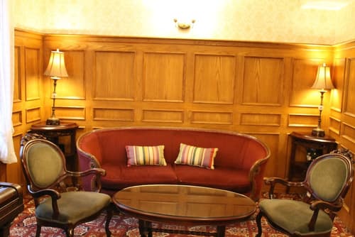 James Bay Inn Hotel & Suites, Lobby sitting area