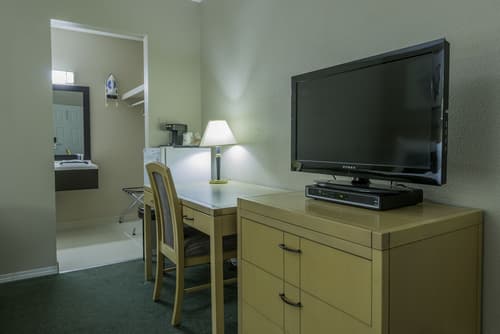 Howard Johnson by Wyndham Downtown Kamloops, Room