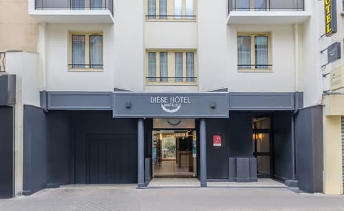 Dièse Hôtel Bastille, Front of property