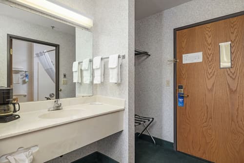 Days Inn by Wyndham Battlefield Rd/Hwy 65, Room