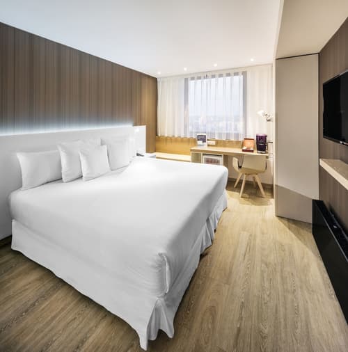 Occidental Praha, Primary image