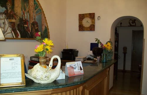 Hotel Alexis, Reception