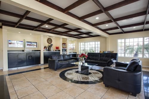 Best Inn & Suites, Lobby sitting area