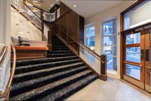 Portland Harbor Hotel, Interior entrance