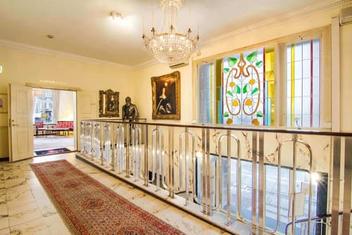 Mayfair Hotel Tunneln, Interior entrance