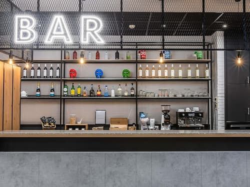 ibis Braganca, Exterior