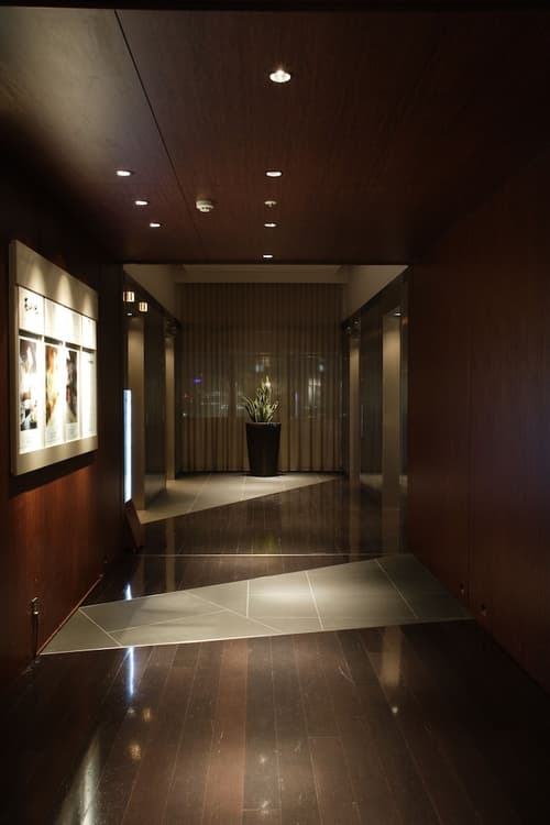 Park Hotel Tokyo, Interior entrance