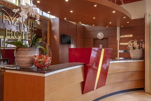 Hotel Avenue, Reception