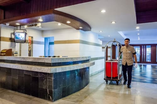 Bangkok Palace Hotel, Interior entrance