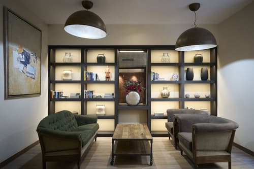 Catalonia Born, Lobby sitting area