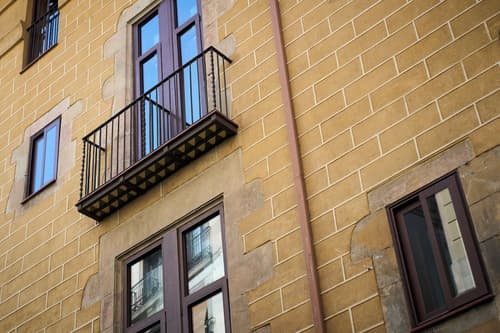 Catalonia Born, Front of property