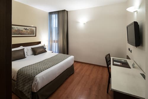 Catalonia Born, Room